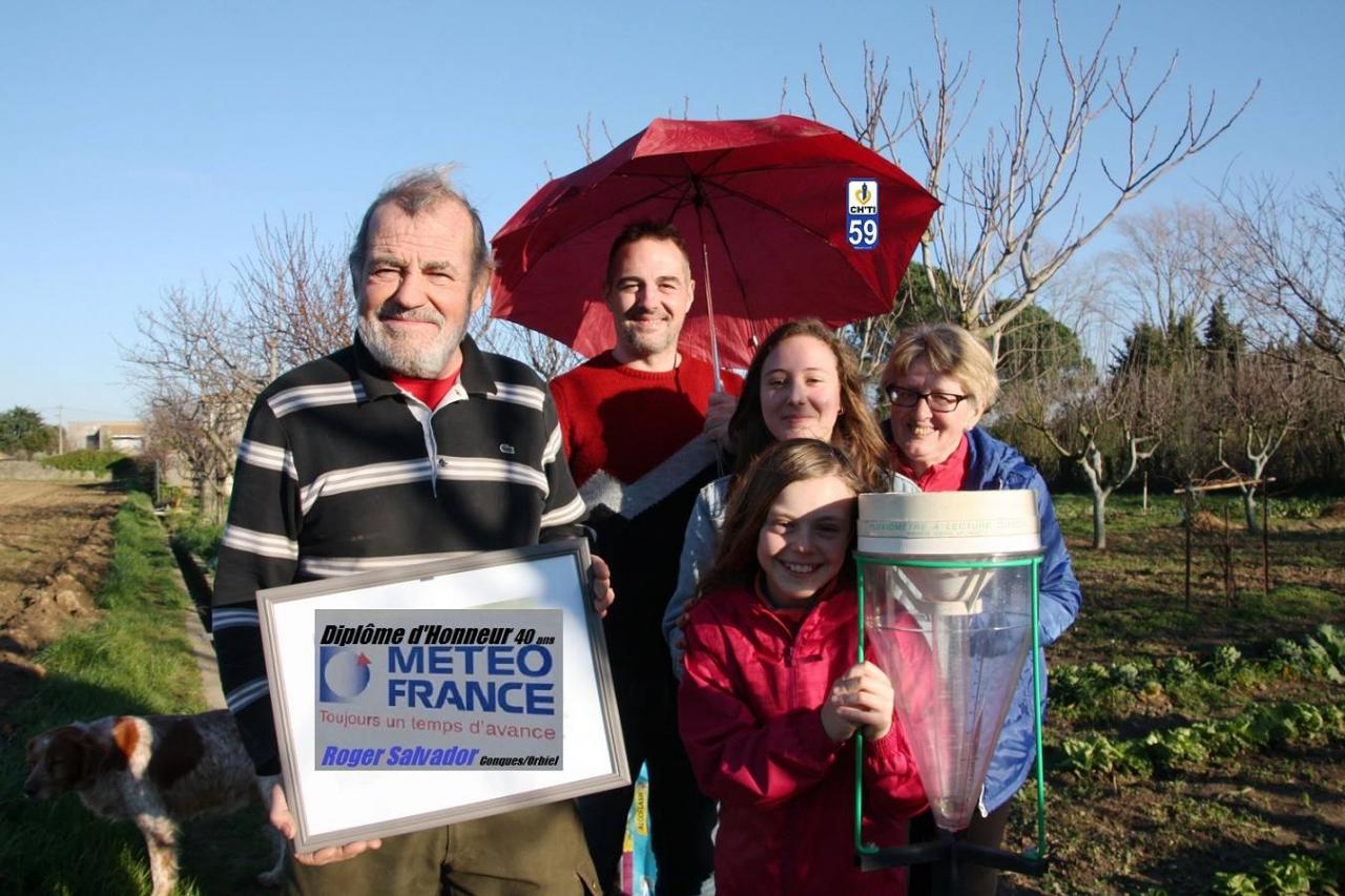 Roger Salvador et sa famille lors des relevées pluviométriques.