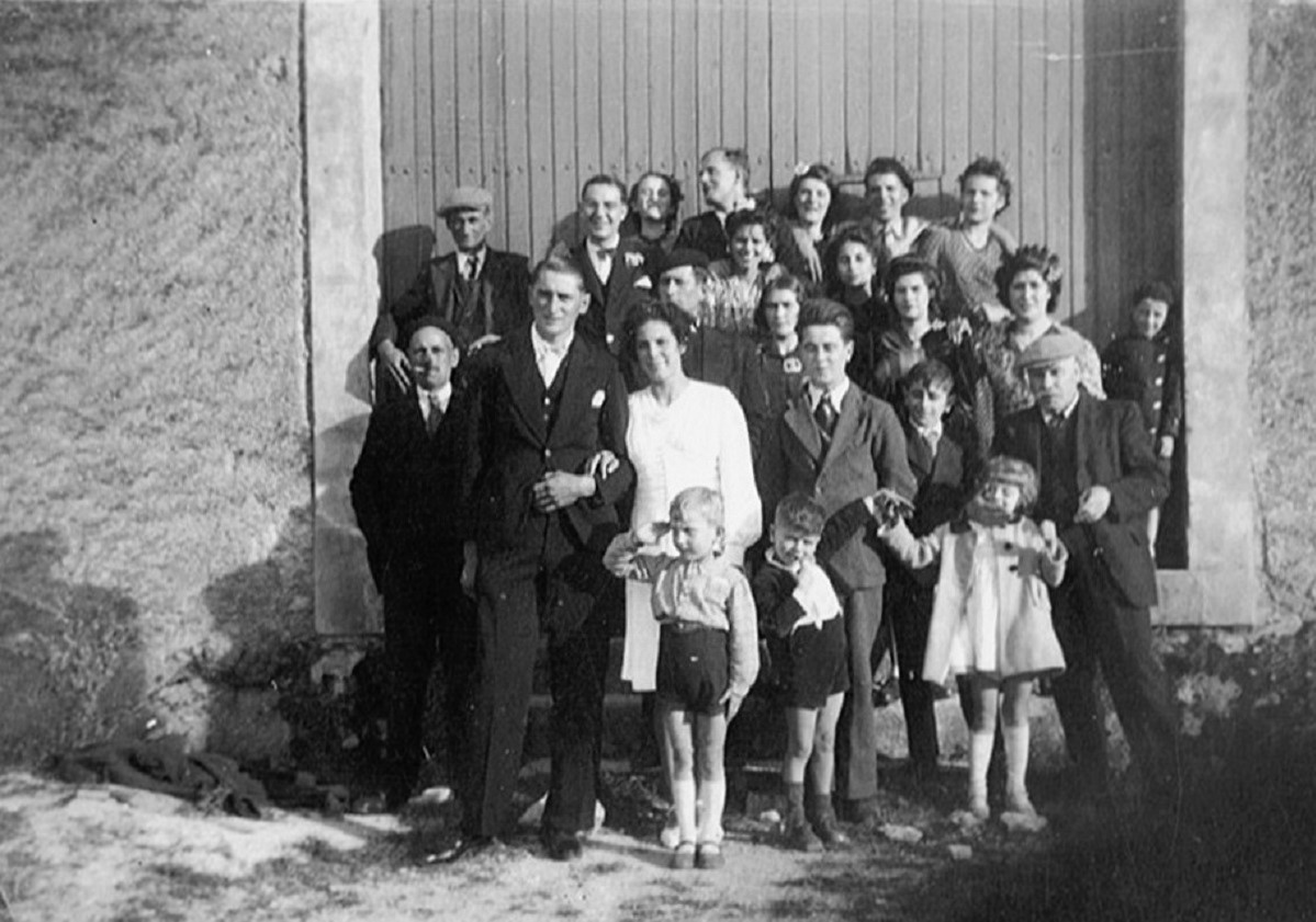 1942 devant le portail de Zucco route de Villalier. Mariage des parents de Francis Danjard