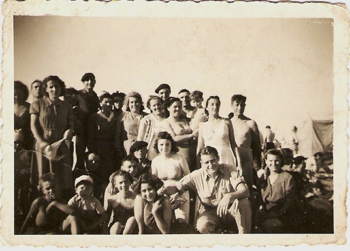 1945 (28)