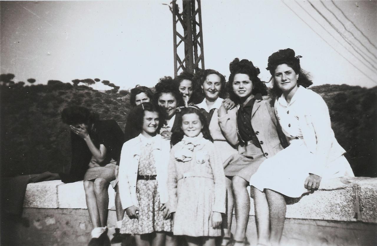 1945 (4)