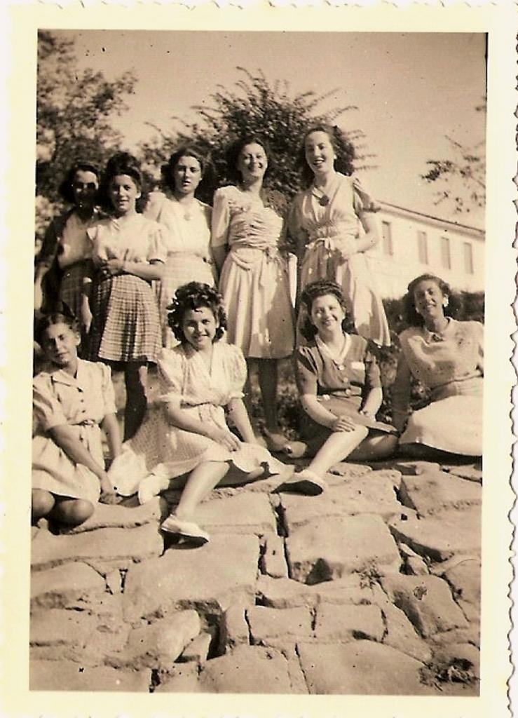 1945 (9)