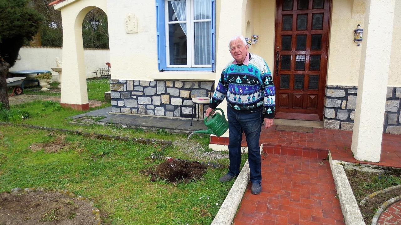 René Lalanne, 90 printemps, entretient tous les matins son petit jardin d'agrément.