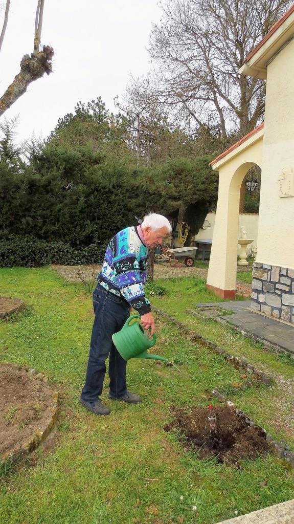 René Lalanne, 90 printemps, entretient tous les matins son petit jardin d'agrément